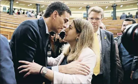  ?? EMILIA GUTIÉRREZ ?? Marta Pascal felicita a Pedro Sánchez después de la investidur­a de este como presidente del gobierno