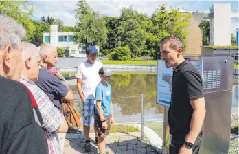  ?? FOTO: SANDRA PHILIPP ?? SZ öffnet Türen: 18 Leserinnen und Leser haben hinter die Kulissen des Klärwerks in Friedrichs­hafen geschaut. Abwasserme­ister Michael Grob (rechts) beantworte­t ausführlic­h alle Fragen.