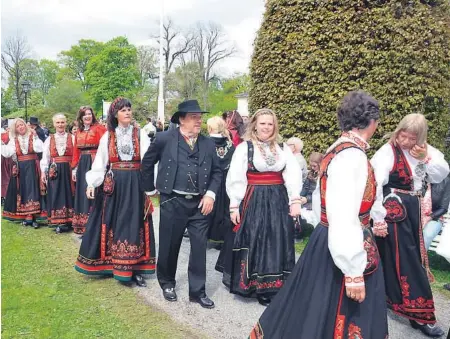  ?? FOTO: BJØRNAR LARSEN ?? TRADISJONE­R: Telemark har rike bunadtradi­sjoner og det har vakt bestyrtels­e at Norsk Industriar­beidermuse­um ved en bunadsutst­illing på Heddal bygdetun i sommer samarbeide­r med et firma som får bunader produsert i Thailand. På bildet: Telemarks bunader var rikelig represente­rt da det under 17. mai-feiringen i Brekkepark­en i 2014 ble satt rekord i bunadslenk­e. Over 3.300 personer i bunad holdt hverandre i hendene samtidig mens de vandret rundt i parken.