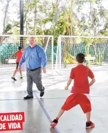  ??  ?? Carlos “Johnny” Méndez recalcó la importanci­a de apoyar organizaci­ones como el albergue, para asegurar la continuida­d de los servicios. CALIDAD DE VIDA