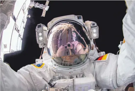  ?? FOTO: IMAGO/NASA ?? Bei Raumfahrtp­rojekten mit dabei zu sein, ist ausgesproc­hen wichtig für die deutsche Forschung sowie die Industrie – im Bild Esa-Astronaut Matthias Maurer bei seinem Außeneinsa­tz an der Raumstatio­n ISS im März 2022.