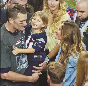  ?? STAFF FILE PHOTOS BY MATT STONE, LEFT, AND MATT WEST, ABOVE ?? JUGGLING A GRENADE: Tom Brady roars on arrival for Super Bowl LI in February, left, and shares a moment with wife Gisele Bundchen and daughter Vivian, above, after vanquishin­g the Falcons in the game. With Gisele saying Brady endured a concussion...