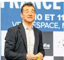  ??  ?? Avant le Tour de France, Thomas Voeckler s’est échauffé avec le tirage au sort du match de tennis de Fed Cup.