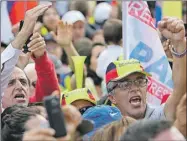  ??  ?? Opositores se han manifestad­o en Quito para exigir el resultado de los comicios presidenci­ales de Ecuador celebrados el pasado domingo