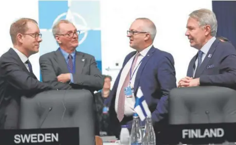  ?? // EFE ?? Los ministros de Exteriores de Suecia (izquierda) y Finlandia (derecha) durante la reunión en Bucarest de la OTAN