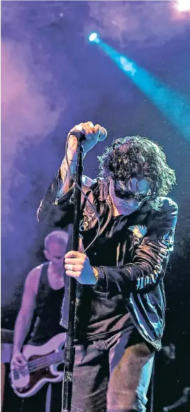  ??  ?? Ein bisserl Jim Morrison musste sein. Ian Astbury von The Cult sucht am Mikroständ­er Halt.