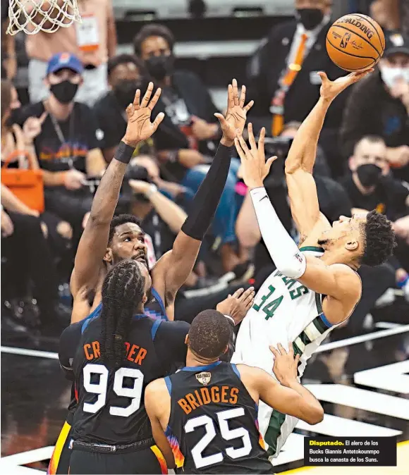  ??  ?? Disputado. El alero de los Bucks Giannis Antetokoun­mpo busca la canasta de los Suns.