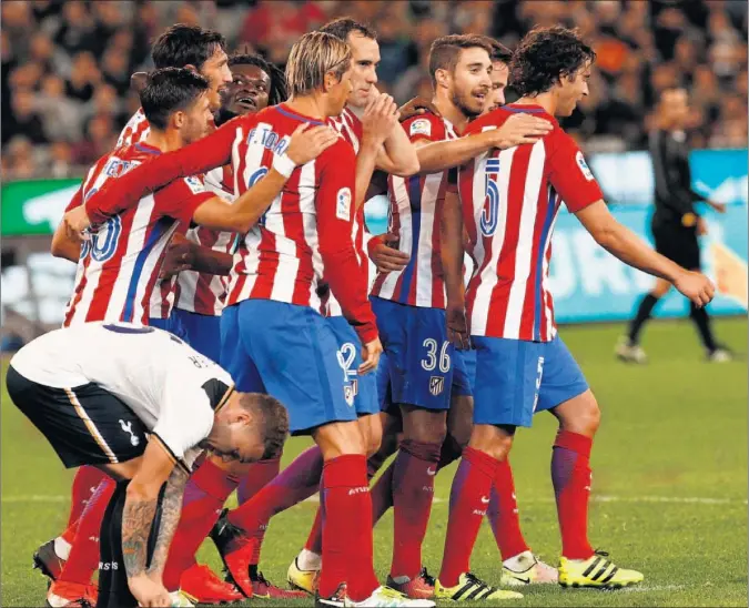  ??  ?? UNA PIÑA. La plantilla, unida, celebra el gol de Godín justo antes del descanso. En cabeza va Tiago que, a su vez, es felicitado por Vrsaljko.