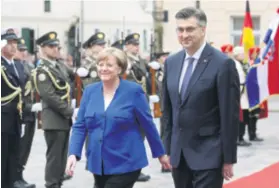  ??  ?? Orbán se udaljio od klasičnog konzervati­vizma pa tako i od hrvatskog premijera Plenkovića, a osobito od njemačke kancelarke Merkel