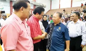  ??  ?? PAIRIN diiringi oleh Yusop bersalaman dengan para tetamu sebaik tiba pada majlis itu.