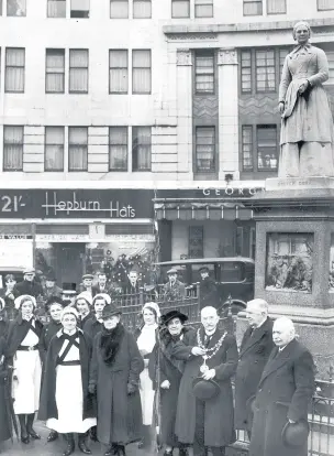  ??  ?? Mayor of Walsall Pat Collins, accompanie­d by town officials and local nurses, laying a wreath at the statue Of Sister Dora