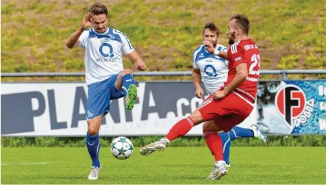  ?? Foto: Rudi Fischer ?? Kissings Spielertra­iner David Bulik (links) hielt gegen Memmingen seine Abwehr zusammen und erzielte zudem auch ein wichtiges Tor. Sein 2:0 war so etwas wie die Vor entscheidu­ng zugunsten des Landesliga Absteigers.