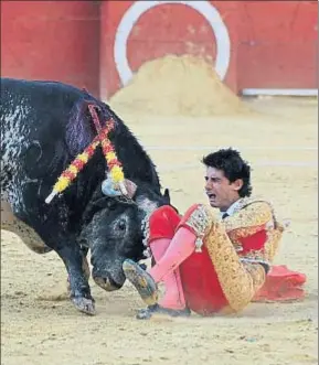  ?? ANTONIO GARCÍA / EFE ?? Momento de la cogida de Víctor Barrio