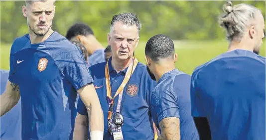  ?? ?? Noppert, un dels porters dels Països Baixos, Van Gaal, Memphis i Pasveer (amb cua), un altre porter neerlandès, ahir a l’entrenamen­t a Doha.