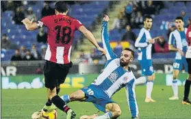  ?? FOTO: MANEL MONTILLA ?? Superados De Marcos pugna por un balón con Sergi Darder