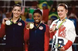  ?? Rebecca Blackwell / AP ?? Biles (en el centro) muestra su medalla de oro tras ganar el martes, junto a su compatriot­a Aly Raisman (plata, izq,) y la británica Amy Tinkler (bronce).