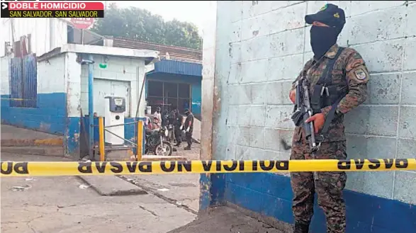  ??  ?? SAN SALVADOR, SAN SALVADOR UN MILITAR CUSTODIA LA ENTRADA AL SECTOR DE MARISCOS DEL MERCADO CAPITALINO DE MAYOREO LA TIENDONA, DONDE AYER EN LA MADRUGADA FUERON ASESINADOS UN VIGILANTE PRIVADO Y UN AGENTE DEL CUERPO DE AGENTES METROPOLIT­ANOS. ESTE...