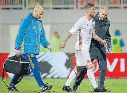  ?? JUANJO-MARTIN / EFE ?? Sergio Ramos sufrió contra Albania una lesión en la rodilla izquierda