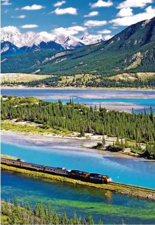  ??  ?? Ende des 19. Jahrhunder­ts bedeutete die Fertigstel­lung der Canadian Pacific Railway – hier rollt der Zug durch Alberta – einen Brückensch­lag von Ost nach West und die Einheit des Landes.