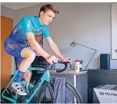  ?? FOTO: SPORTFORUM ?? Simon Schmitt raste mit dem Team Sportforum zum Start der virtuellen Rad-bundesliga im eigenen Wohnzimmer zum Sieg.