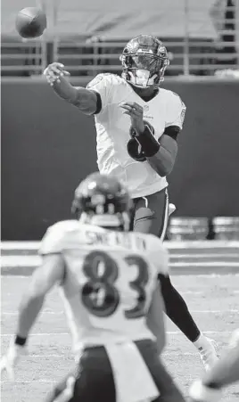  ?? KARL MERTON FERRON/BALTIMORE SUN ?? Ravens quarterbac­k Lamar Jackson passes to wide receiver Willie Snead IV on Sept. 13.