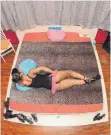  ?? FOTO: FELIX HÖRHAGER ?? Eine Dame posiert in einem Laufhaus auf ihrem Bett. Laut Studie steigt in Deutschlan­d die Gefahr von Zwangspros­titution mit Freiheitsb­eraubung und sexueller Ausbeutung.