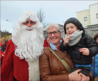  ??  ?? Santa pictured at Market Square with Oonagh Long Stovell and her grandson Harry Aherne last Saturday afternoon.
