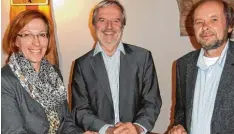  ?? Foto: Ruf ?? Buchautor Wolfgang Burger (Bildmitte) wurde zu seiner Lesung in Wertingen von Brigitte Schöllhorn und Ulrich Demmer willkommen geheißen.