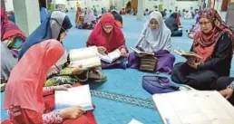  ??  ?? SERAMAI 200 orang ramai sertai QuranHour di Masjid Nurul Amin, Kampung Delek, Klang.