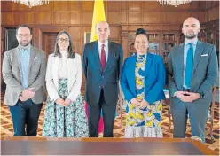  ?? Colprensa ?? Equipo jurídico que representa­rá a Colombia ante la Corte de La Haya por litigio con Nicaragua, junto al canciller Álvaro Leyva./