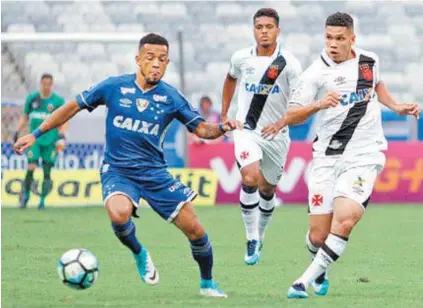  ?? : CARLOS GREGÓRIO JR/VASCO.COM.BR ?? Paulinho disputa a jogada com o cruzeirens­e Rafinha: Vasco se segurou na defesa para garantir o placar