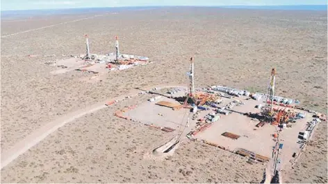  ??  ?? ► El yacimiento de Vaca Muerta, en la provincia de Neuquén, es la mayor reserva argentina de gas.