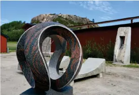  ??  ?? Konstnären Ulf Jonssons skulptur ”Öppen glob”.