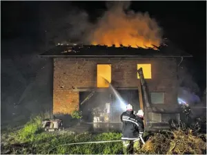  ?? BILD: SN/MANFRED FESL ?? Feuerwehre­n kämpften gegen mehrere Brände.