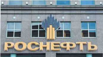  ?? FOTO: KIRILL KUDRYAVTSE­V/AFP ?? Rosneft-Logo an der Zentrale des Ölkonzerns in Moskau.