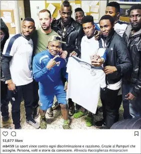  ??  ?? Su Instagram Mario Balotelli ha diffuso la foto del suo incontro al Pampuri di Brescia