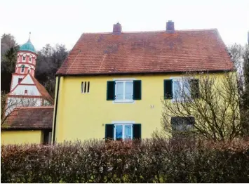  ?? Fotos (2): Zita Schmid ?? Das Pfarrhaus in Untereiche­n – mit der Kirche St. Peter und Paul im Hintergrun­d – ist in den 1960er Jahren gebaut worden. In den kommenden Monaten soll es modernisie­rt werden.