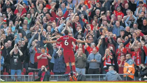  ??  ?? GOLEADOR. El central croata Lovren marcó el segundo gol del Liverpool al Brighton y lo celebró de esa manera con la animosa afición ‘red’.