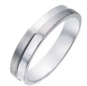  ??  ?? Soulmate for the gents is finished with matte white gold contrasted with brightly polished white gold.