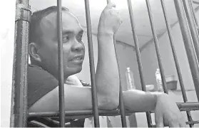  ?? / ALAN TANGCAWAN ?? ■ TULISAN: Natanggong sa prisohan si PO1 Argel Abella Fuentes dihang nasakpan kining nanulis sa Brgy. Tipolo, Mandaue City kagahapon sa kadlawon.