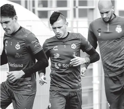  ?? CORTESÍA SANTOS ?? Van Rankin, Lozano y Dória en el entrenamie­nto de ayer en el TSM.