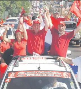  ??  ?? Sandra McLeod de Zacarías, Javier Zacarías Irún y su hermano, Justo Zacarías Irún, intendenta, senador y diputado esteños respectiva­mente.