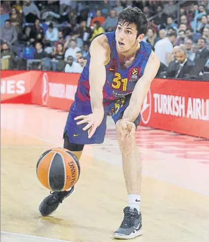  ?? FOTO: P. MORATA ?? Bolmaro dando un pase en el Palau, en partido de Euroliga.
El argentino ha tenido aparicione­s puntuales con el primer equipo