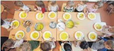  ?? FOTO: DPA ?? Auch Suppe kann im Kindergart­en zum Problem werden.