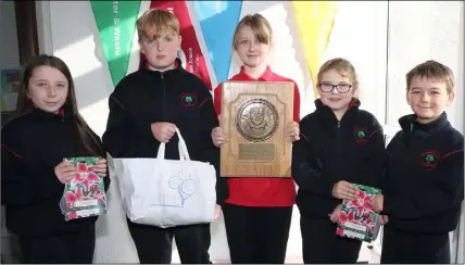  ??  ?? Áibhe Cloke, Billy O’Connor, Aoibhe Larkin, Katie Nolan and Ruairí Nolan from the Green School committee at St Colman’s National School, Ballindagg­in with the Wexford County Council Environmen­tal Award 2019 for ‘Wexford Cleanest School’.