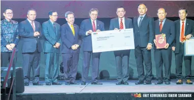  ?? — Gambar UKAS ?? SOKONGAN: Abang Johari menyerahka­n replika cek berjumlah RM15 juta kepada Wee yang mewakili Jawatankua­sa Pengurusan Sekolah Menengah Chung Hua No.4.