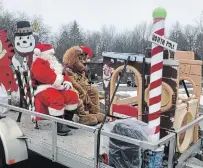  ?? ELIZABETH PEETERS ?? Santa and the Lions mascot take part in the Omemee food drive.