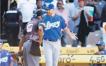  ??  ?? Luis Urueta estaría siendo entrevista­do por los Medias Rojas de Boston para la posición de dirigente.