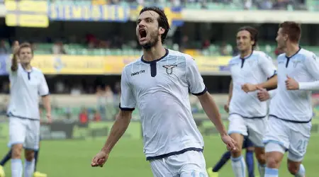  ??  ?? Decisivo La gioia di Marco Parolo (Milinkovic e Mauri sorridono alle sue spalle) che su punizione ha regalato la vittoria alla Lazio