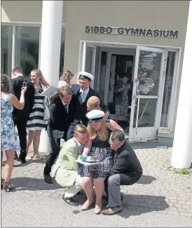  ?? FOTO: HENRIK WESTERMARK ?? FÄRDIG. I Sibbo gymnasium bjuder traditione­n att de nya studentern­a skall bäras ut ur skolan.